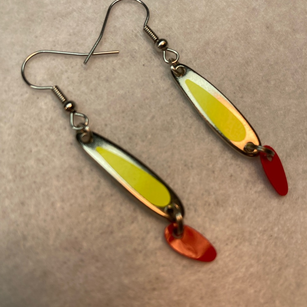 Aluring Earrings - Picture 2 of 3